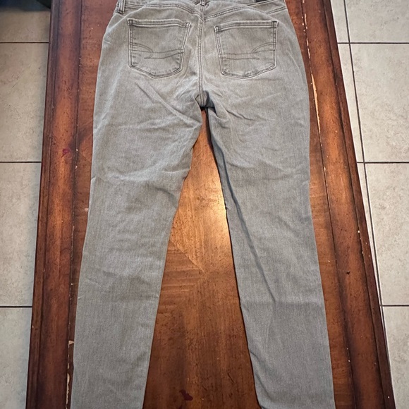 Old Navy Women’s sz 4, Grey Distressed Jeans. Great condition. Worn twice - Picture 2 of 3